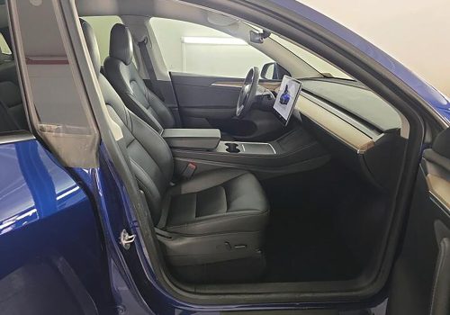 Tesla_Model-Y_LR_modra_interier2