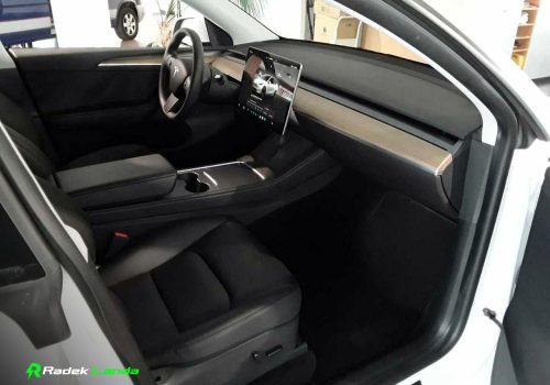 Tesla_Model-Y_Long-Range_AWD_Dual-Motor_bila_interier