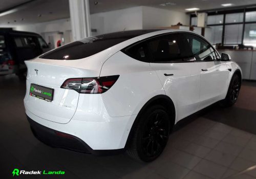 Tesla_Model-Y_Long-Range_AWD_Dual-Motor_bila_zadek