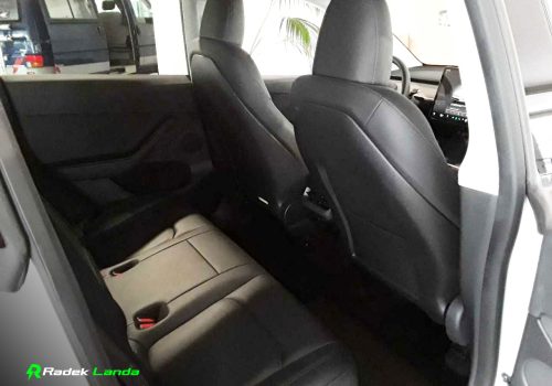 Tesla_Model-Y_Long-Range_AWD_Dual-Motor_bila_zadni-sedacky