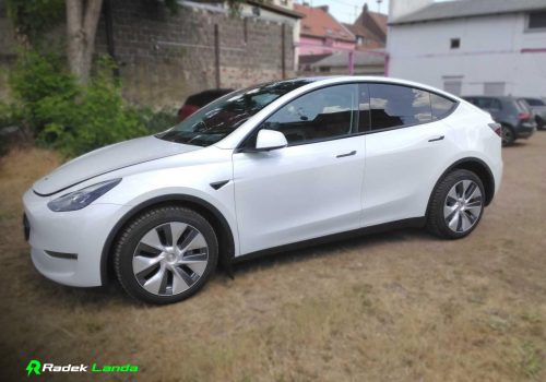 Tesla_Model-Y_Long_Range_AWD_Dual_Motor_bila_bok