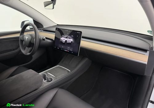 Tesla_Model-Y_RWD_LFP_bila_interier