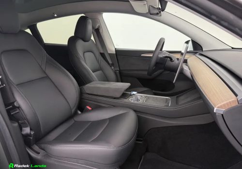 Tesla_Model-Y_RWD_LFP_bila_predni-sedacky