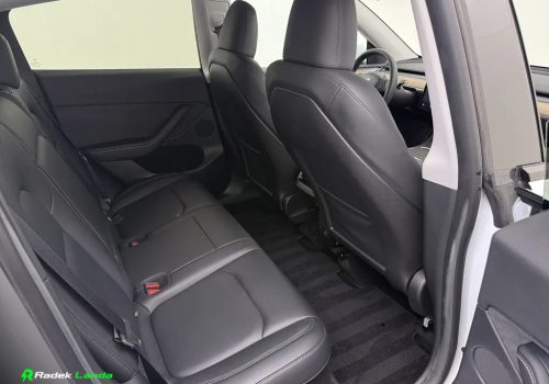 Tesla_Model-Y_RWD_LFP_bila_zadni-sedacky