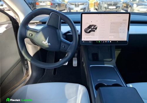 Tesla_Model-Y_performance_quicksilver_interier