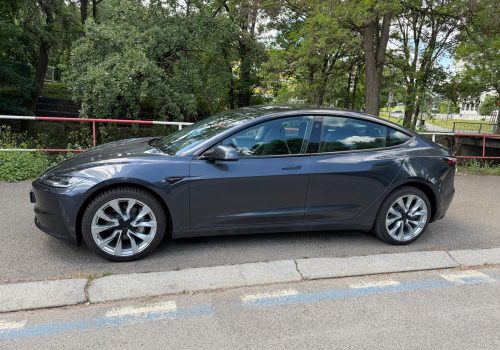 Tesla_Model_3-Long_Range_RWD_seda_bok2