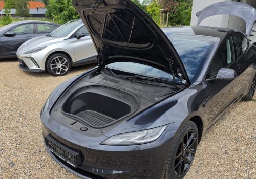 Tesla_Model_3-Long_Range_RWD_seda_frunk