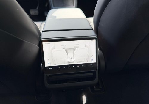 Tesla_Model_3-Long_Range_RWD_seda_zadni-display