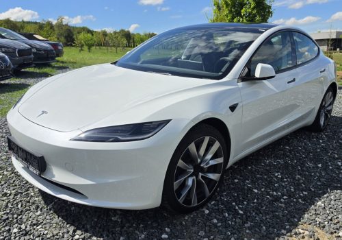 Tesla_Model_3_Highland_bila_predek