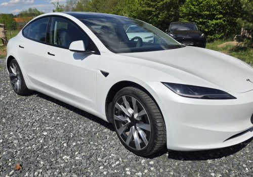 Tesla_Model_3_Highland_bila_predek2