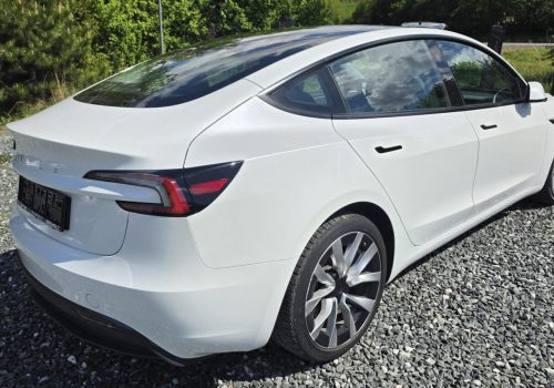 Tesla_Model_3_Highland_bila_zadek