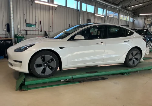 Tesla_Model_3_Long_Range_AWD_bila_bok