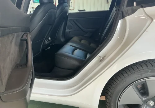 Tesla_Model_3_Long_Range_AWD_bila_interier
