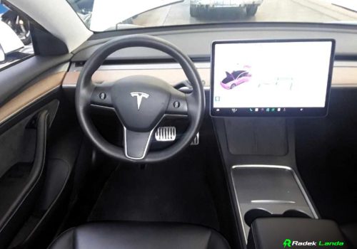 Tesla_Model_3_Long_Range_AWD_bila_interier
