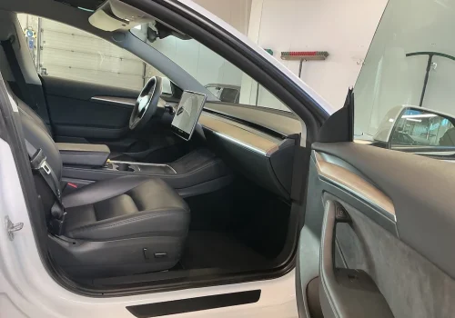 Tesla_Model_3_Long_Range_AWD_bila_interier2