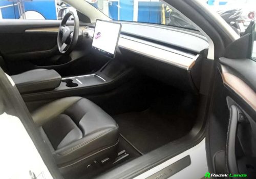 Tesla_Model_3_Long_Range_AWD_bila_interier2