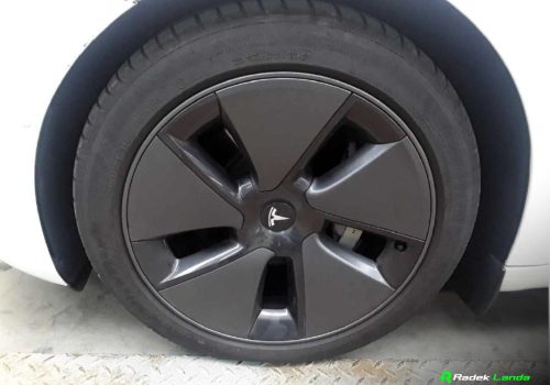 Tesla_Model_3_Long_Range_AWD_bila_kola