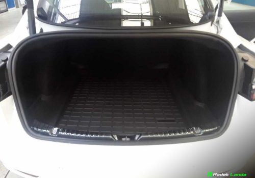 Tesla_Model_3_Long_Range_AWD_bila_kufr