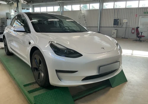 Tesla_Model_3_Long_Range_AWD_bila_predek