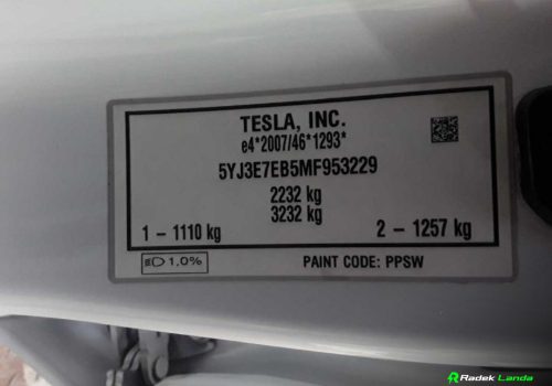 Tesla_Model_3_Long_Range_AWD_bila_tazne_stitek