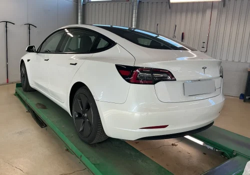 Tesla_Model_3_Long_Range_AWD_bila_zadek