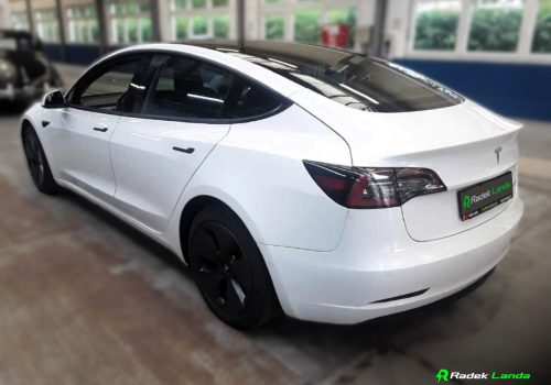 Tesla_Model_3_Long_Range_AWD_bila_zadek