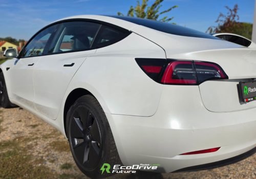 Tesla_Model_3_Long_Range_AWD_bila_zadek