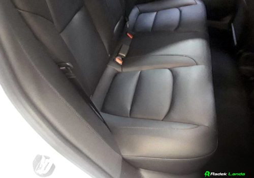 Tesla_Model_3_Long_Range_AWD_bila_zadni-sedacky