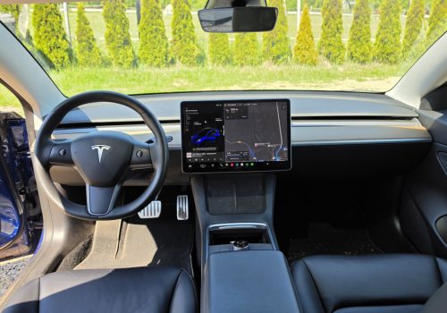 Tesla_Model_3_Performance_AWD_modra_interier