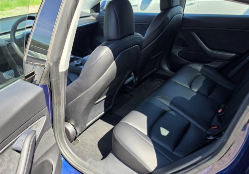 Tesla_Model_3_Performance_AWD_modra_interier2