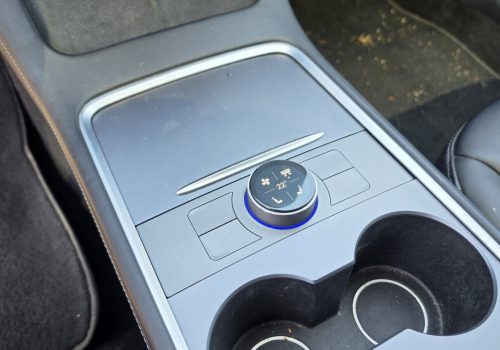 Tesla_Model_3_Performance_AWD_modra_knob