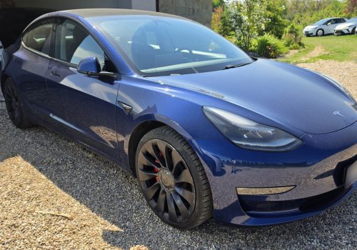 Tesla_Model_3_Performance_AWD_modra_predek