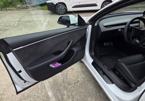 Tesla_Model_3_Performance_Highland-bila_dvere
