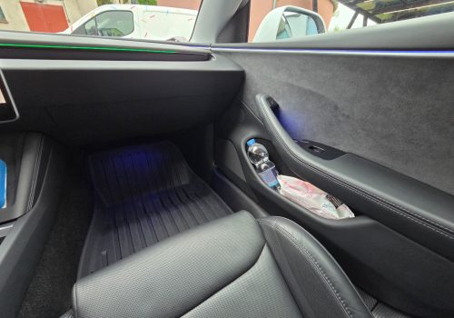 Tesla_Model_3_Performance_Highland-bila_interier2