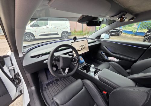 Tesla_Model_3_Performance_Highland-bila_interier3