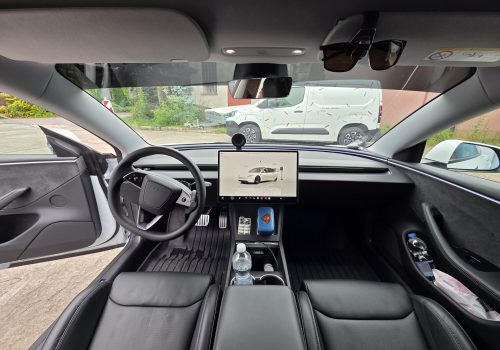 Tesla_Model_3_Performance_Highland-bila_interier4