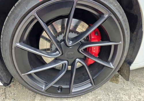Tesla_Model_3_Performance_Highland-bila_kola