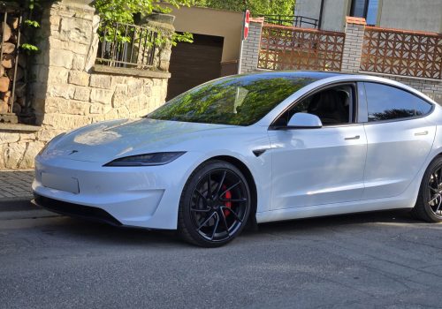 Tesla_Model_3_Performance_Highland-bila_predek