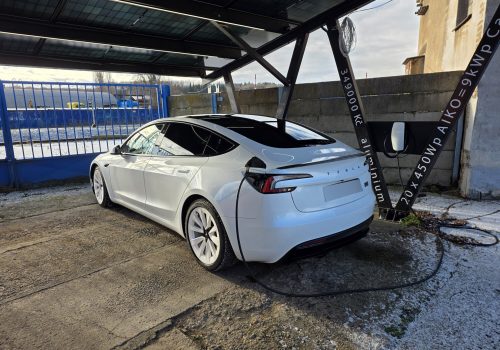 Tesla_Model_3_Performance_Highland-bila_zadek