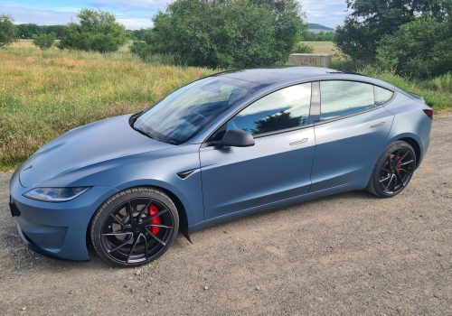 Tesla_Model_3_Performance_Highland_modra_bok