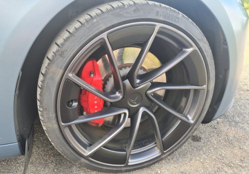 Tesla_Model_3_Performance_Highland_modra_kola