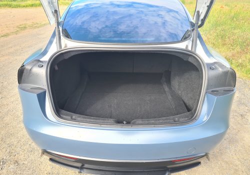 Tesla_Model_3_Performance_Highland_modra_kufr