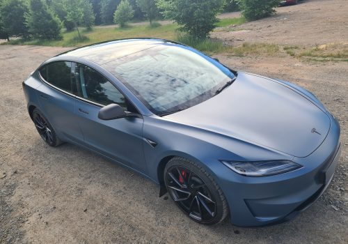 Tesla_Model_3_Performance_Highland_modra_predek