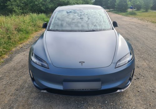Tesla_Model_3_Performance_Highland_modra_predek0