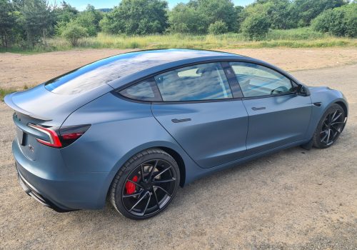 Tesla_Model_3_Performance_Highland_modra_zadek