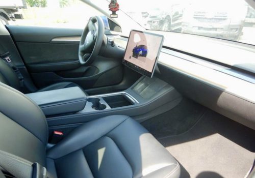 Tesla_Model_3_RWD_LFP_modra_interier