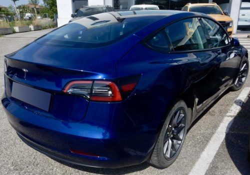 Tesla_Model_3_RWD_LFP_modra_zadek