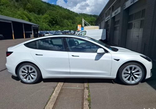 Tesla_Model_3_Standard_Range_Plus_bila_bok