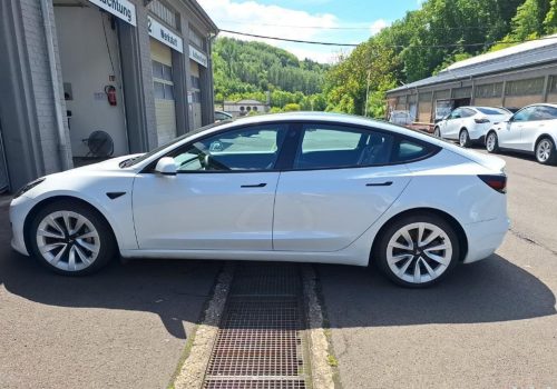 Tesla_Model_3_Standard_Range_Plus_bila_bok2