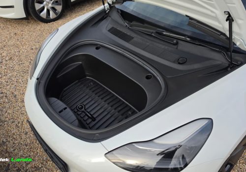 Tesla_Model_3_Standard_Range_Plus_bila_frunk